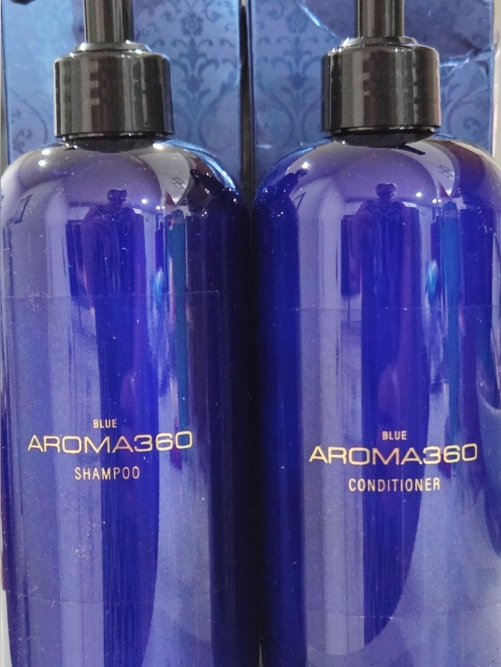 AROMA360 Blue Shampoo & Conditioner Bottle with Box